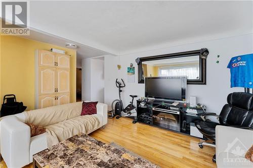 786 Trojan Avenue, Ottawa, ON - Indoor Photo Showing Living Room