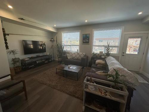 1611 Phillips Street, Merritt, BC - Indoor Photo Showing Living Room