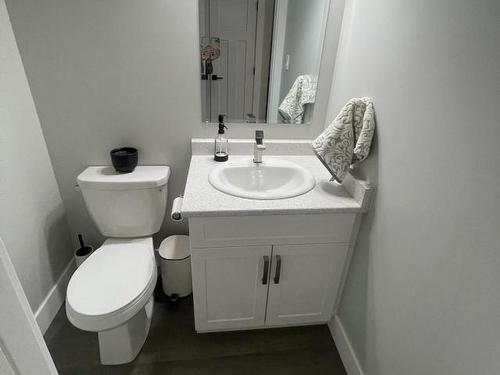 1611 Phillips Street, Merritt, BC - Indoor Photo Showing Bathroom