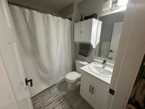 1611 Phillips Street, Merritt, BC - Indoor Photo Showing Bathroom