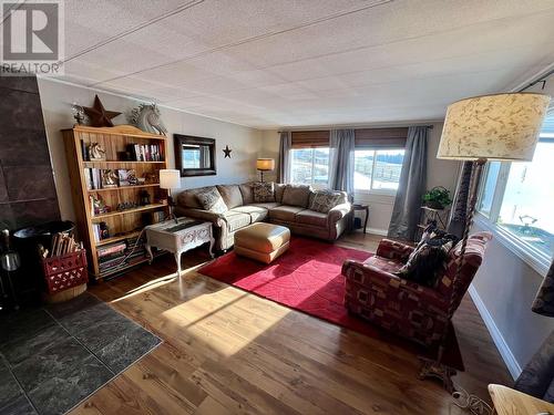 2938 S Cariboo 97 Highway, Lac La Hache, BC - Indoor Photo Showing Living Room