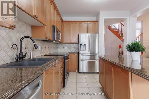 7 Clamerten Rd, Whitchurch-Stouffville, ON - Indoor Photo Showing Kitchen With Double Sink With Upgraded Kitchen