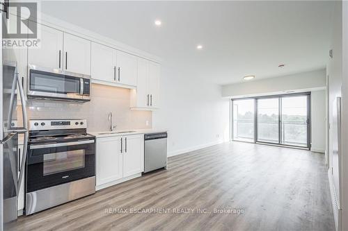 #307 -332 Gosling Gdns N, Guelph, ON - Indoor Photo Showing Kitchen With Stainless Steel Kitchen With Upgraded Kitchen