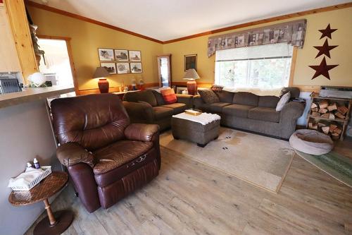 3474 Davy Road, Grand Forks, BC - Indoor Photo Showing Living Room