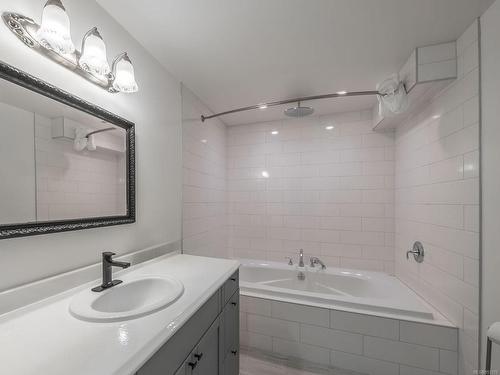 320 Fawn Pl, Nanaimo, BC - Indoor Photo Showing Bathroom