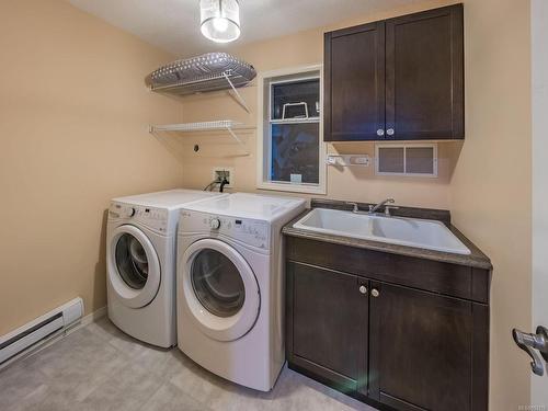 320 Fawn Pl, Nanaimo, BC - Indoor Photo Showing Laundry Room