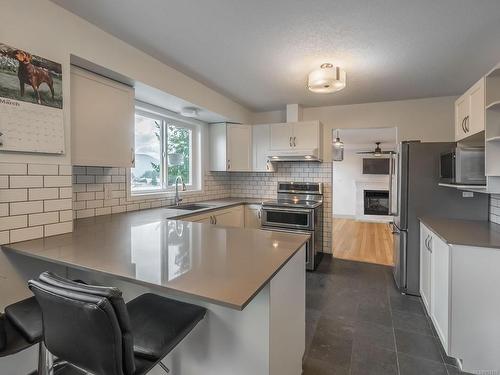 320 Fawn Pl, Nanaimo, BC - Indoor Photo Showing Kitchen