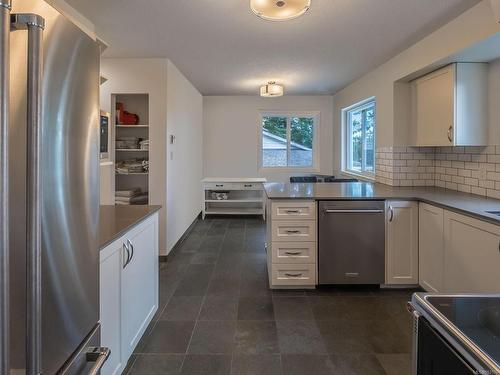 320 Fawn Pl, Nanaimo, BC - Indoor Photo Showing Kitchen