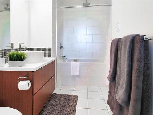 605-760 Johnson St, Victoria, BC - Indoor Photo Showing Bathroom