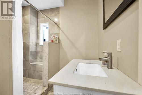 467 Mckay Avenue, Windsor, ON - Indoor Photo Showing Bathroom