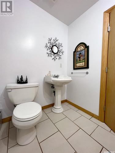 50 10Th Avenue Ne, Swift Current, SK - Indoor Photo Showing Bathroom