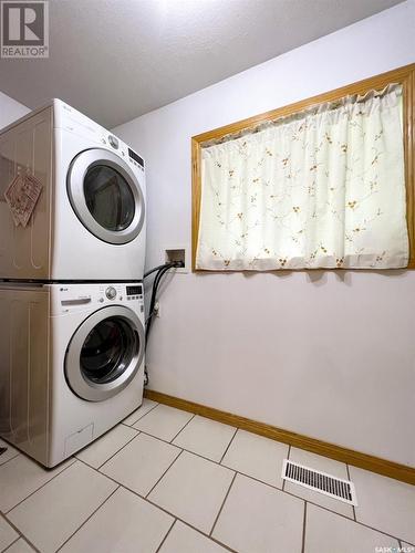 50 10Th Avenue Ne, Swift Current, SK - Indoor Photo Showing Laundry Room