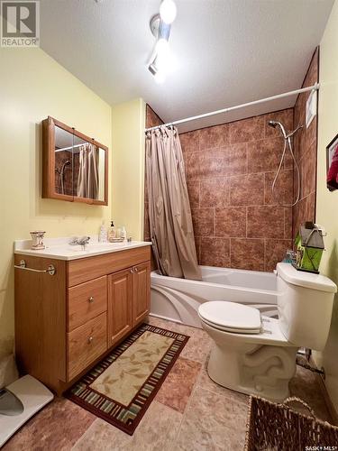 50 10Th Avenue Ne, Swift Current, SK - Indoor Photo Showing Bathroom