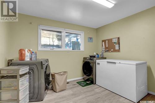 924 Iroquois Street W, Moose Jaw, SK - Indoor Photo Showing Laundry Room