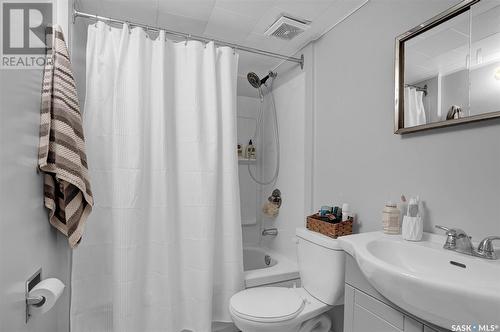 924 Iroquois Street W, Moose Jaw, SK - Indoor Photo Showing Bathroom