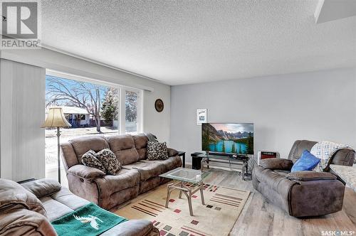 924 Iroquois Street W, Moose Jaw, SK - Indoor Photo Showing Living Room