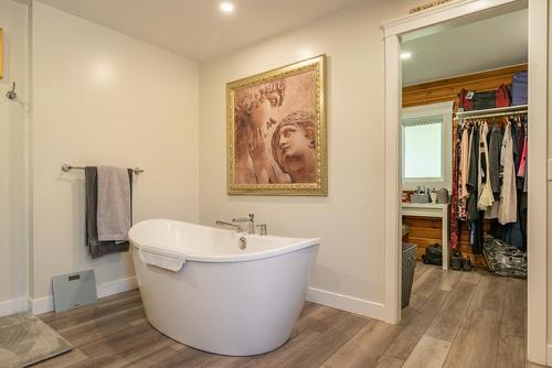 340 Sahlstrom Road, Castlegar, BC - Indoor Photo Showing Bathroom