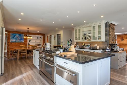 340 Sahlstrom Road, Castlegar, BC - Indoor Photo Showing Kitchen With Upgraded Kitchen