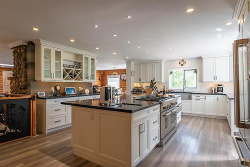 340 Sahlstrom Road, Castlegar, BC - Indoor Photo Showing Kitchen With Upgraded Kitchen