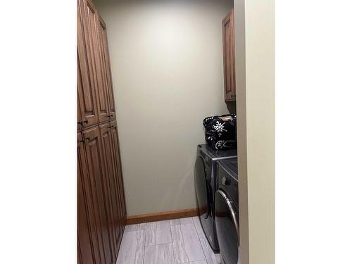 1031 Silver Springs Road, Castlegar, BC - Indoor Photo Showing Laundry Room