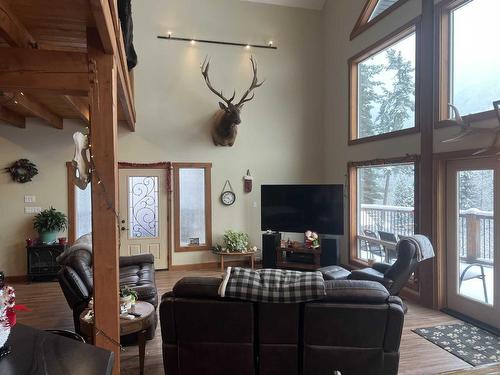 1031 Silver Springs Road, Castlegar, BC - Indoor Photo Showing Living Room