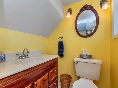 2812 Island View Rd, Central Saanich, BC - Indoor Photo Showing Bathroom