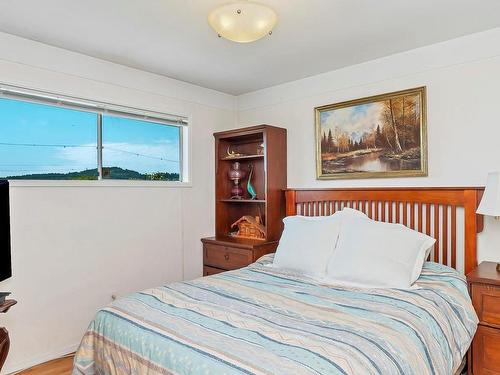 2812 Island View Rd, Central Saanich, BC - Indoor Photo Showing Bedroom