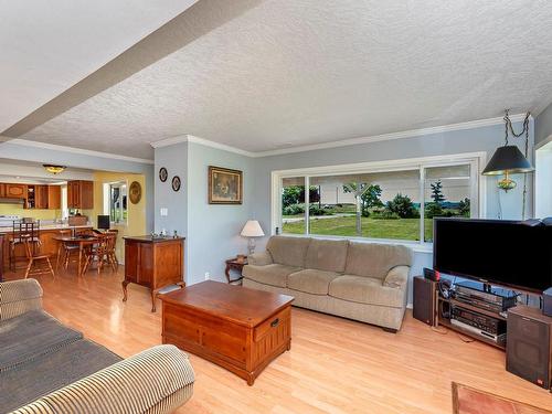 2812 Island View Rd, Central Saanich, BC - Indoor Photo Showing Living Room