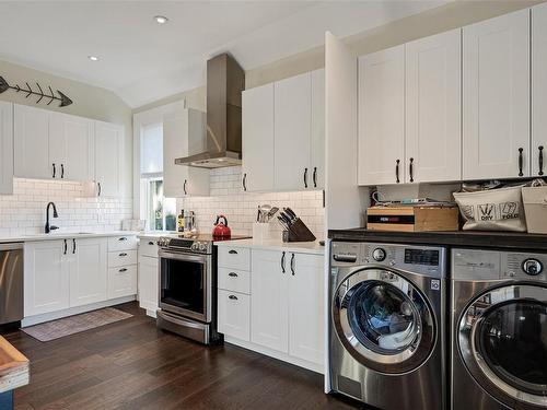 1141 Fort St, Victoria, BC - Indoor Photo Showing Laundry Room