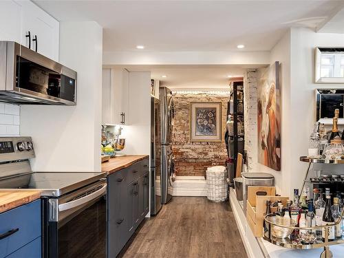 1141 Fort St, Victoria, BC - Indoor Photo Showing Kitchen