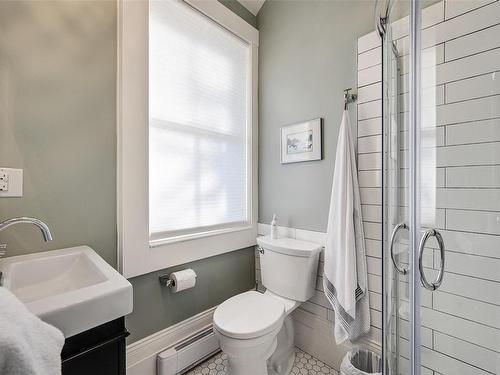 1141 Fort St, Victoria, BC - Indoor Photo Showing Bathroom