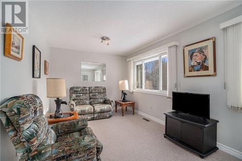 117 Golf Club Road, Smiths Falls, ON - Indoor Photo Showing Living Room