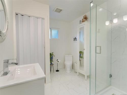 563 Phelps Ave, Langford, BC - Indoor Photo Showing Bathroom