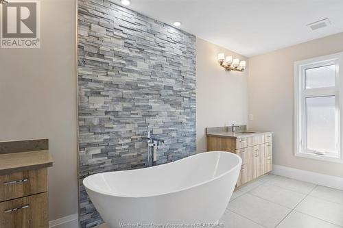 18 Woodland, Kingsville, ON - Indoor Photo Showing Bathroom