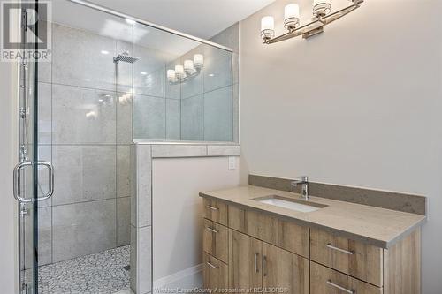 18 Woodland, Kingsville, ON - Indoor Photo Showing Bathroom