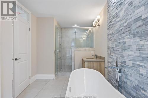 18 Woodland, Kingsville, ON - Indoor Photo Showing Bathroom