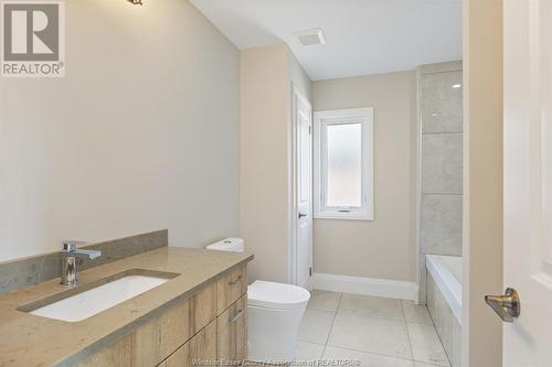 18 Woodland, Kingsville, ON - Indoor Photo Showing Bathroom