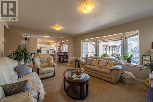 6764 Lakeside Drive, Oliver, BC - Indoor Photo Showing Living Room