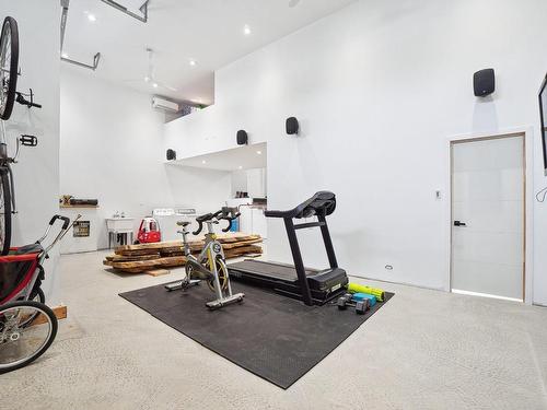Garage - 215 Rue De Capri, Repentigny (Repentigny), QC - Indoor Photo Showing Gym Room