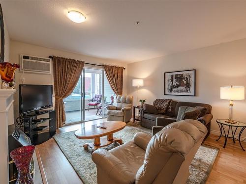 210-1445 Halifax Street, Penticton, BC - Indoor Photo Showing Living Room