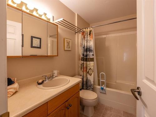 210-1445 Halifax Street, Penticton, BC - Indoor Photo Showing Bathroom