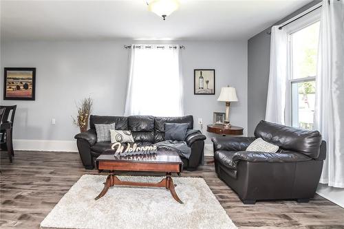 68 Henry Street, St. Catharines, ON - Indoor Photo Showing Living Room