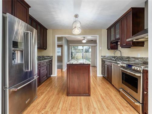 1882 Valley View Dr, Courtenay, BC - Indoor Photo Showing Kitchen With Upgraded Kitchen