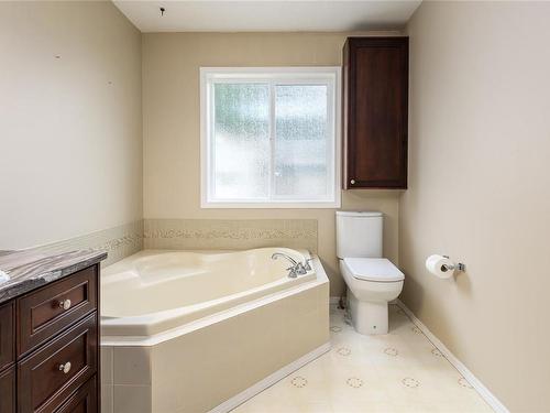 1882 Valley View Dr, Courtenay, BC - Indoor Photo Showing Bathroom