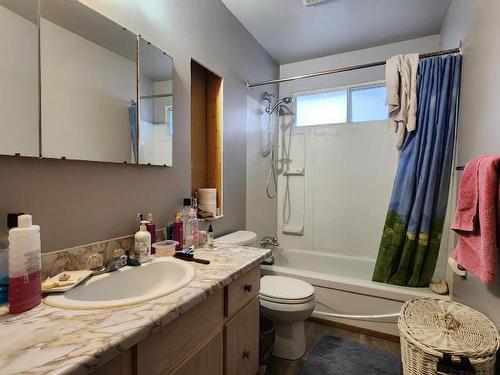 1730 Frontage Road, Clinton, BC - Indoor Photo Showing Bathroom