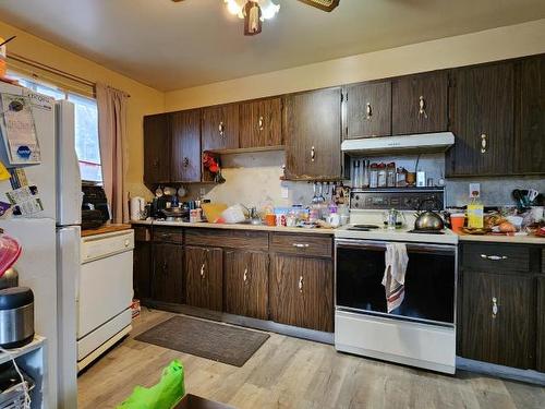 1730 Frontage Road, Clinton, BC - Indoor Photo Showing Kitchen