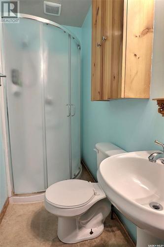 546 7Th Street E, Prince Albert, SK - Indoor Photo Showing Bathroom