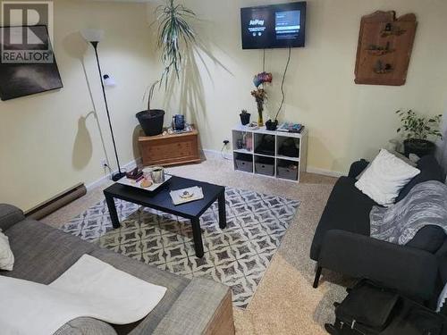 4516 Marine Ave, Powell River, BC - Indoor Photo Showing Living Room