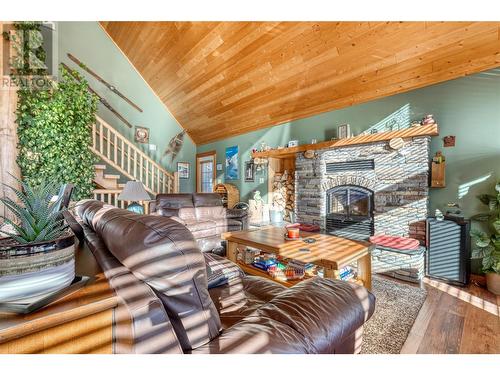112 Creekview Road, Penticton, BC - Indoor Photo Showing Living Room With Fireplace