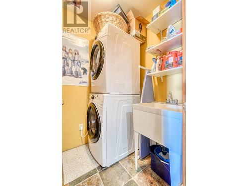 112 Creekview Road, Penticton, BC - Indoor Photo Showing Laundry Room